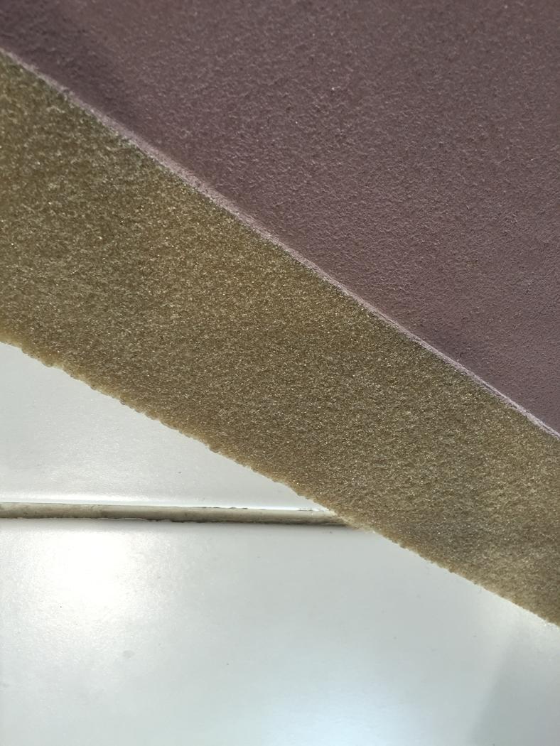 Nahaufnahme zweier gespachtelter Materialproben mit sichtbarer Körnung